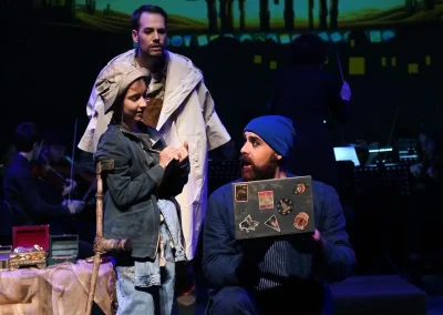 Escena de 'Amahl y los visitantes nocturnos', ópera en el Real Teatro del Retiro del Teatro Real. En la imagen vemos a Melchor: Gabriel Mas y Gaspar: David Barrera