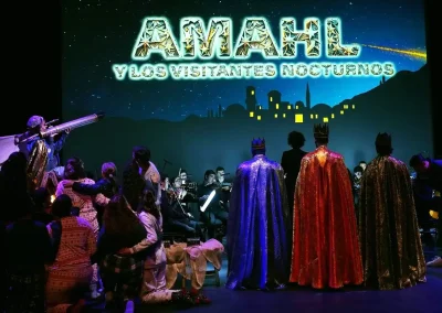 Escena de 'Amahl y los visitantes nocturnos', ópera en el Real Teatro del Retiro del Teatro Real. En la imagen vemos la escena final con Amahl y los tres reyes magos.