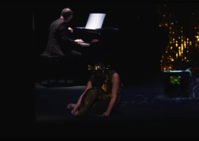 Escena de 'Ícaro – Mélodie Française', espectáculo en el Corral de Comedias de Alcalá de Henares. Música de Fauré, Duparc, Debussy, Hahn y Saint-Saëns. En la imagenm la soprano Marta de Castro y el pianista Ricardo Francia