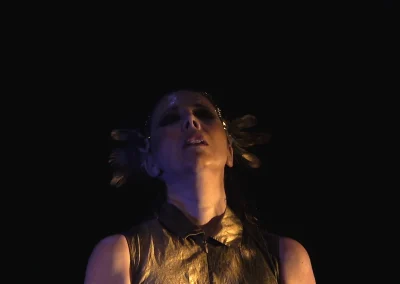 Escena de 'Ícaro – Mélodie Française', espectáculo en el Corral de Comedias de Alcalá de Henares. Música de Fauré, Duparc, Debussy, Hahn y Saint-Saëns. En la imagenm la soprano Marta de Castro como Dédalo