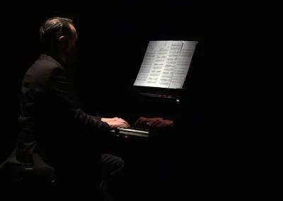 Escena de 'Ícaro – Mélodie Française', espectáculo dirigido por Alberto Trijueque Pegalajar en el Corral de Comedias de Alcalá de Henares. Música de Fauré, Duparc, Debussy, Hahn y Saint-Saëns. En la imagen el pianista ricardo francia