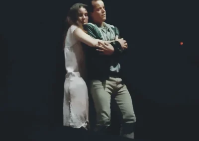 Escena de 'Orfeo ed Euridice', ópera de Gluck, dirigida por Alberto Trijueque Pegalajar. En la imagen, Euridice (Rocio Faus) y Christian Gil Borelli (Orfeo) abrazados