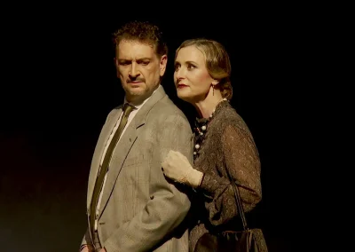 Sandra Ferrández como Aurora Rodríguez y Javier Franco como el fiscal en la ópera “Hildegart”, basada en la historia de la Virgen Roja.