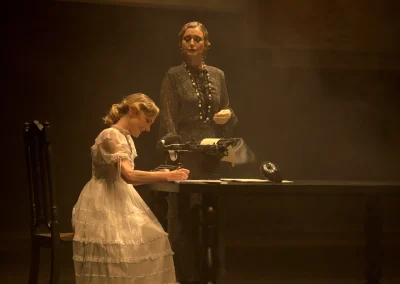 Aurora observa a Hildegart escribiendo en máquina, escena íntima de la ópera Hildegart