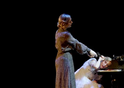 Sandra Ferrández como Aurora Rodríguez apunta con un arma a su hija Hildegart, interpretada por Sonia de Munck, en la ópera “Hildegart” sobre la Virgen Roja.