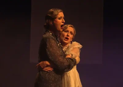 Sandra Ferrández como Aurora Rodríguez y Sonia de Munck como Hildegart en una escena de gran carga emocional durante la ópera “Hildegart”, sobre la historia real de la Virgen Roja.