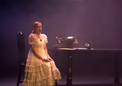 La soprano Sonia de Munck interpreta a Hildegart Rodríguez frente a una máquina de escribir en la ópera “Hildegart” en el Festival LittleOpera 2025.