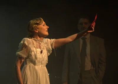 Sandra Ferrández interpreta a Hildegart Rodríguez en la ópera contemporánea "Hildegart", con una carta roja en la mano, en el Festival LittleOpera Zamora 2025.