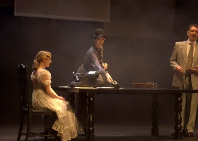 Escena de la ópera “Hildegart” con Sonia de Munck como Hildegart, Sandra Ferrández como Aurora Rodríguez y Javier Franco como el fiscal, en el Festival LittleOpera Zamora 2025.